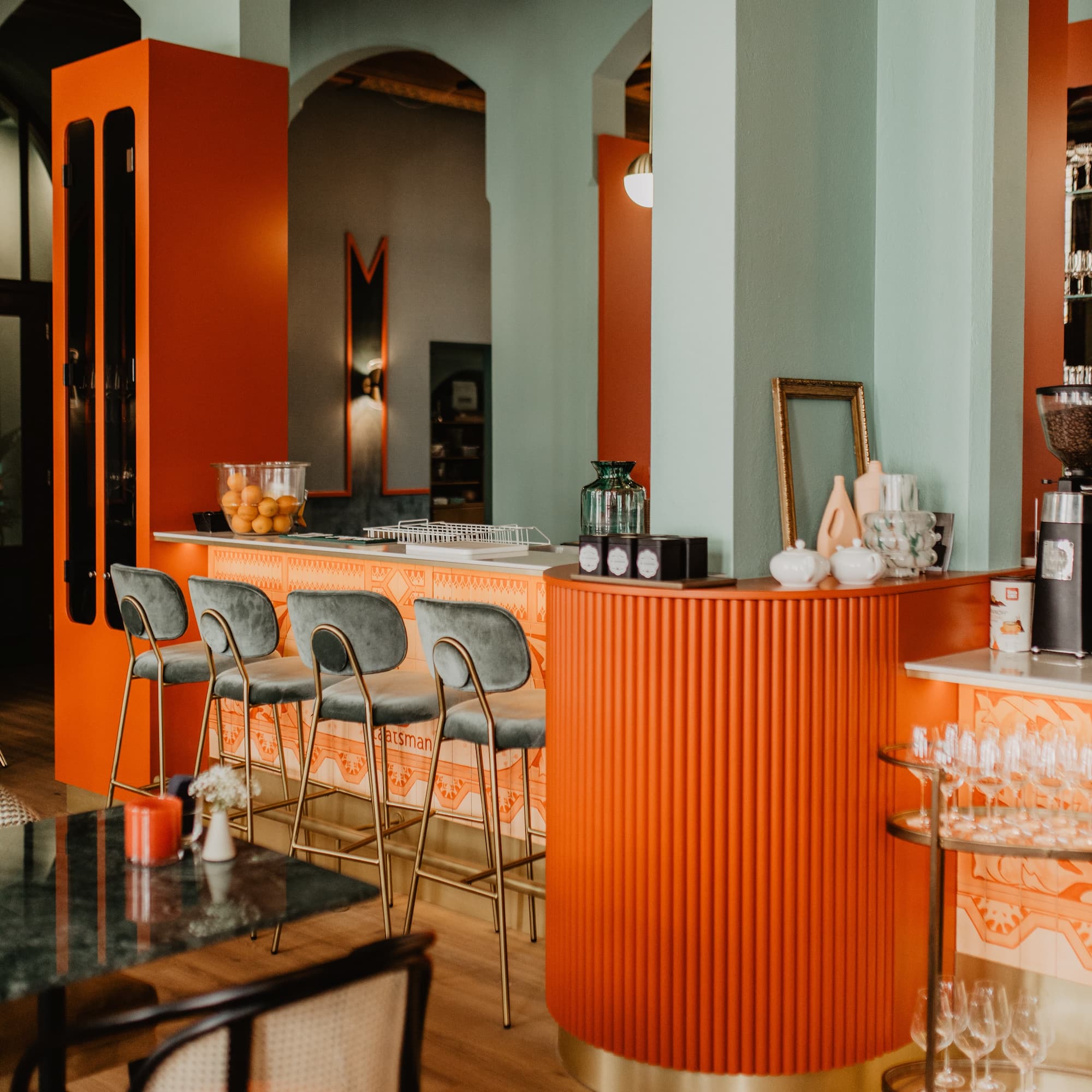 Weergave van het bar-gedeelte binnen in het restaurant 'Grand Café Staatsman' in Zwolle