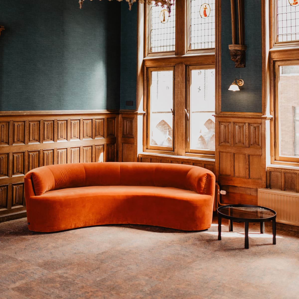 Interieur (rode banken) van de Koffiekamer van Staatsman