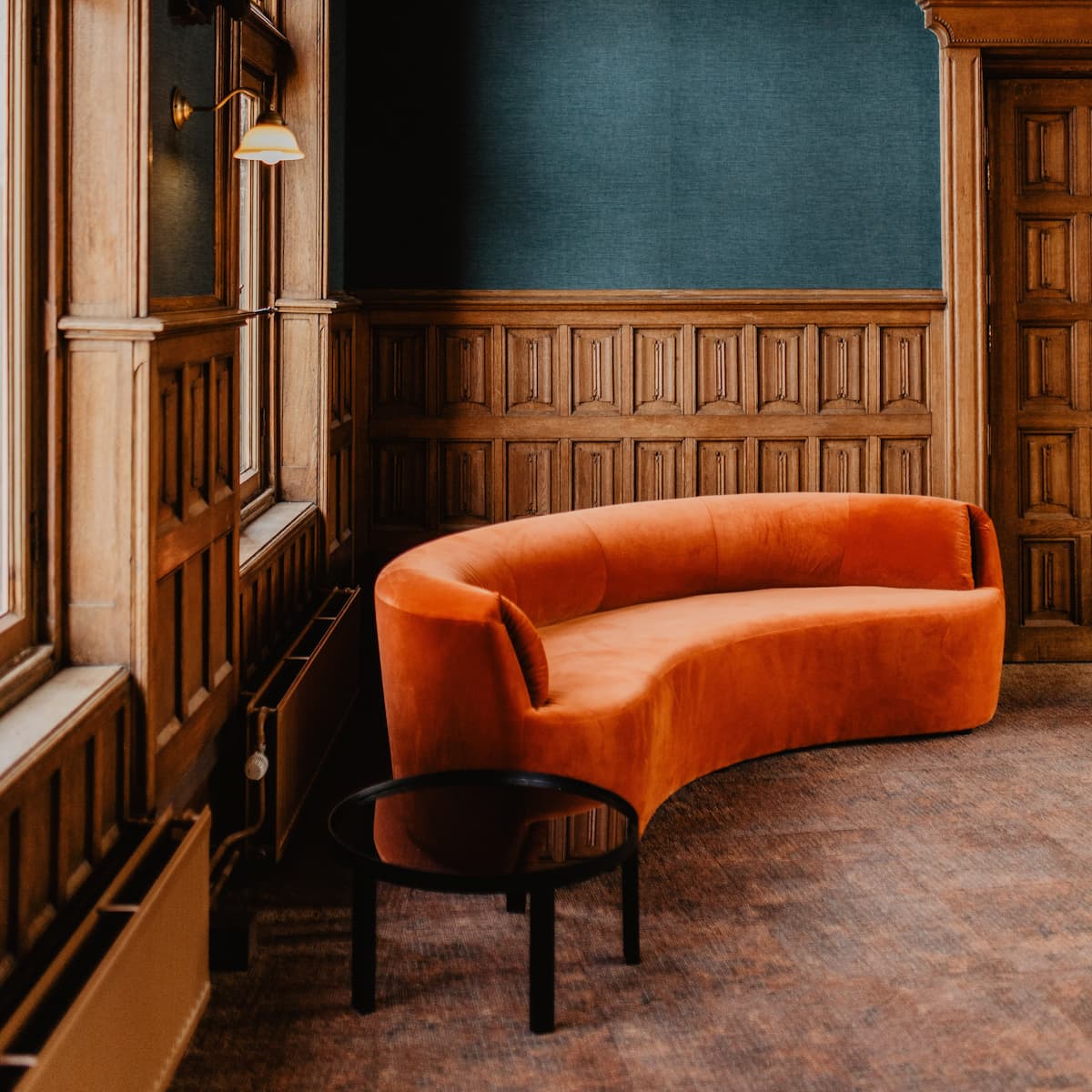 Interieur (rode banken) van de Koffiekamer van Staatsman