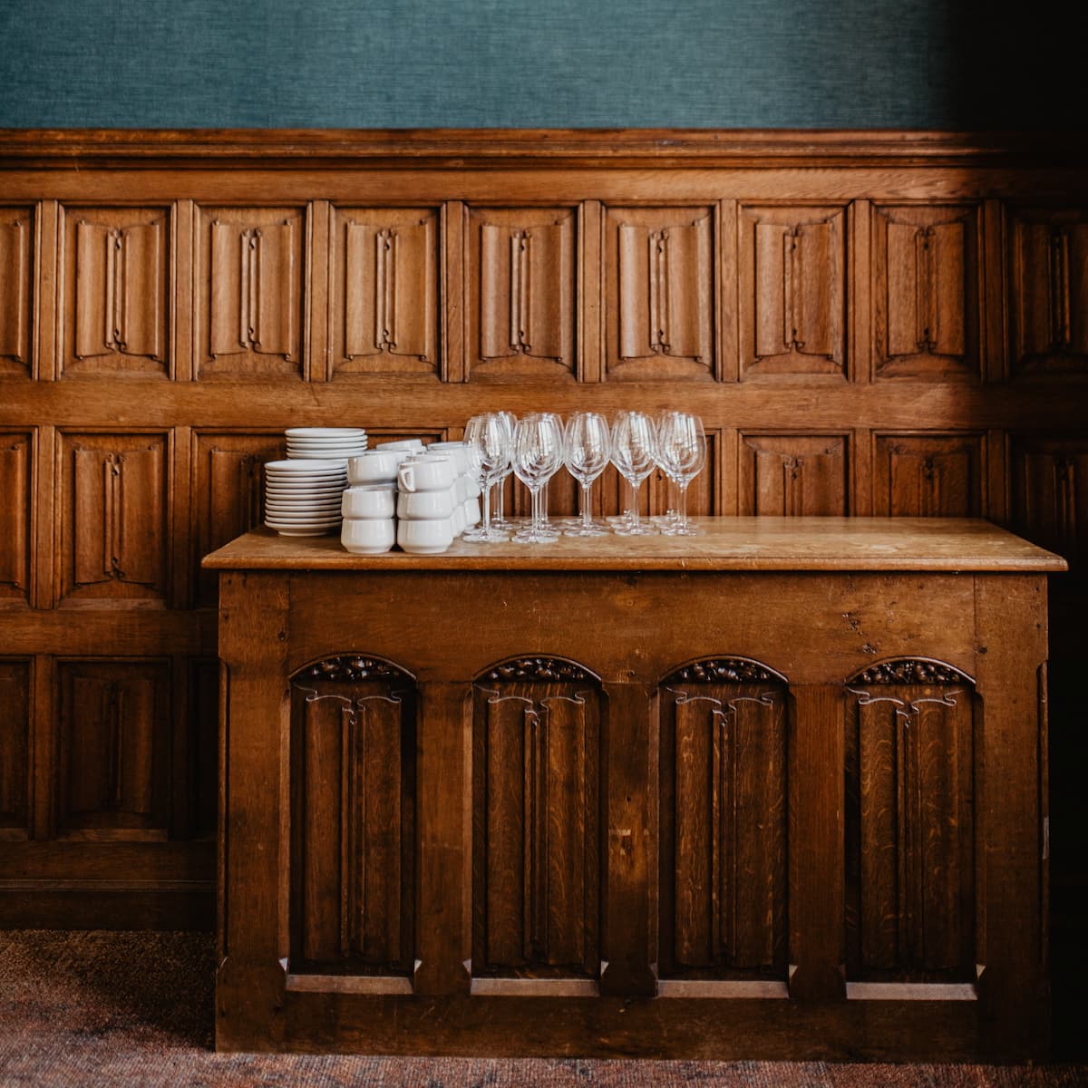 De verre muur van de Koffiekamer, tafel met wijnglazen