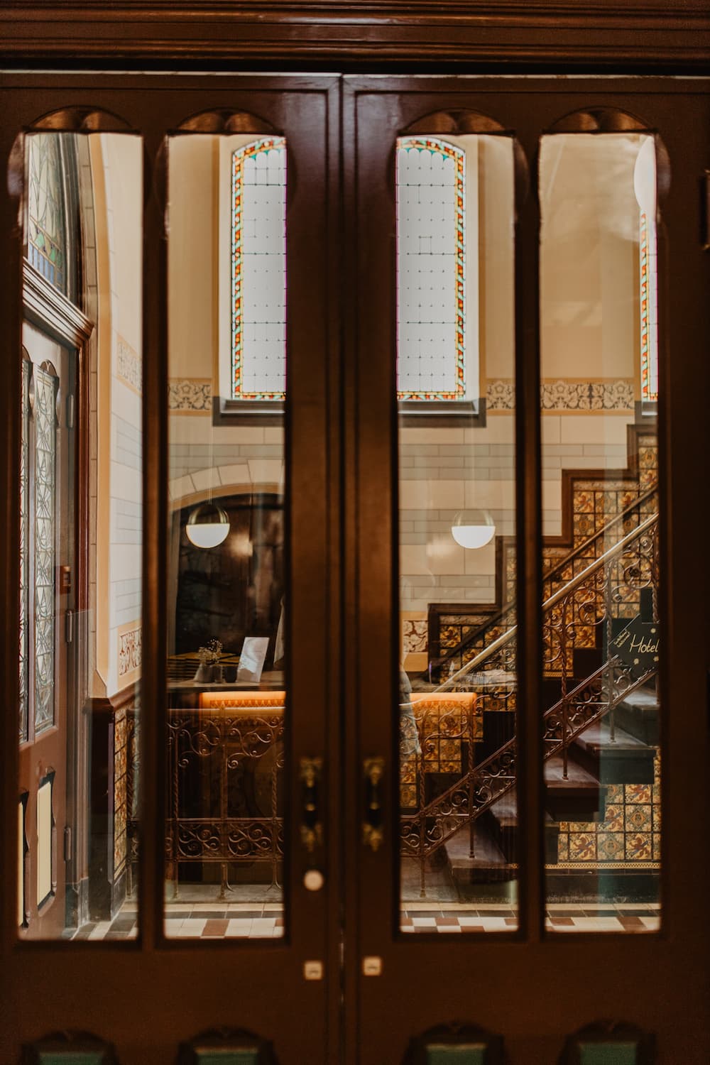 Foto vanuit het Grand Café naar de hal, dichte deuren