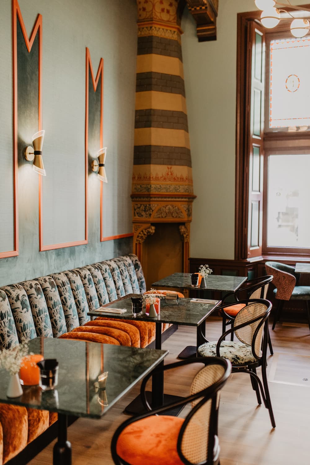 Eerste paar tafels bij binnenkomst van Grand Café Staatsman, bank, tafels, stoelen