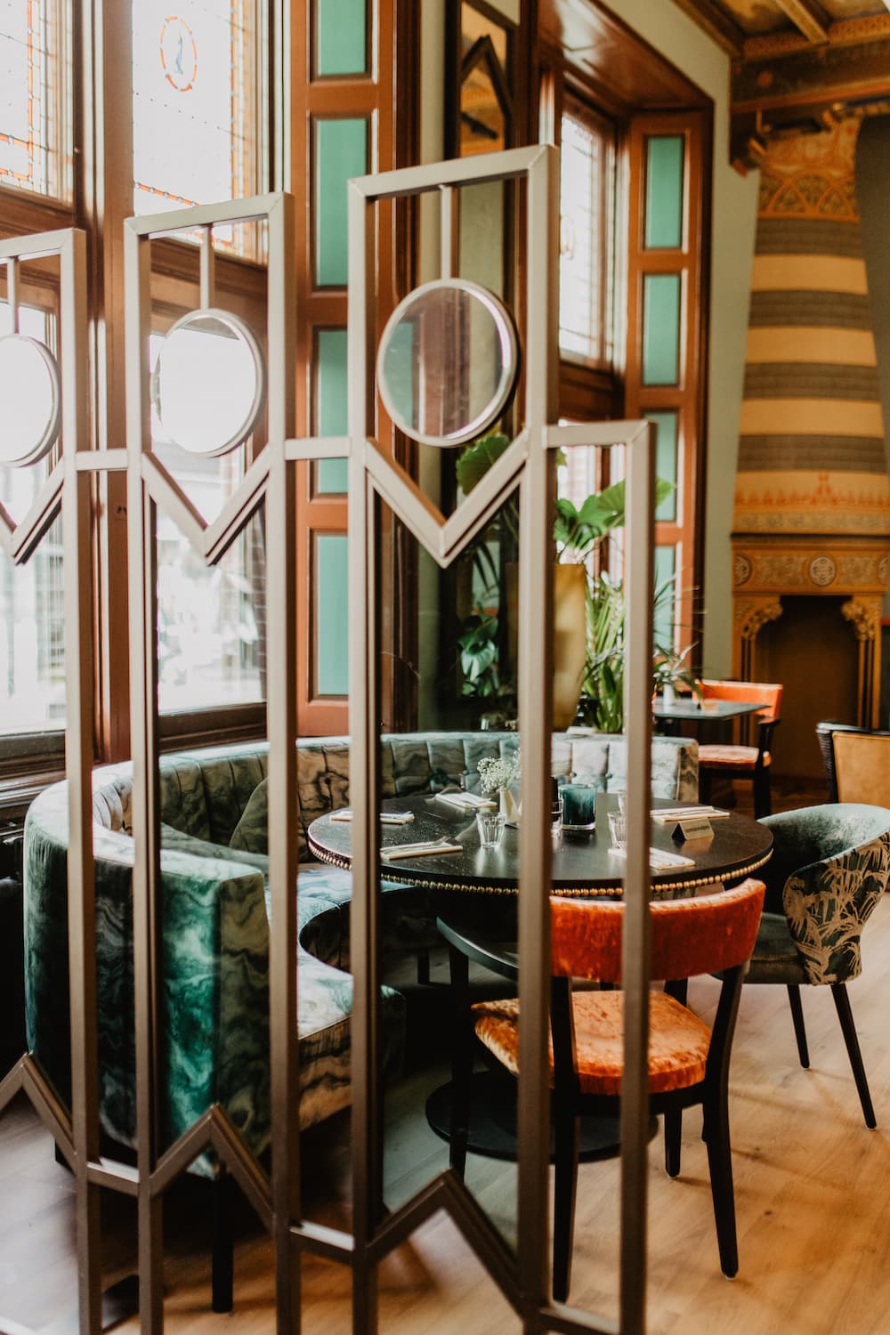 De ronde zitting van Grand Café Staatsman, foto genomen tussen een room divider door