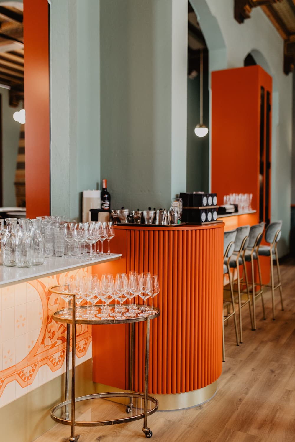 De bar van Grand Café Staatsman rechts, schone glazen opgestapeld