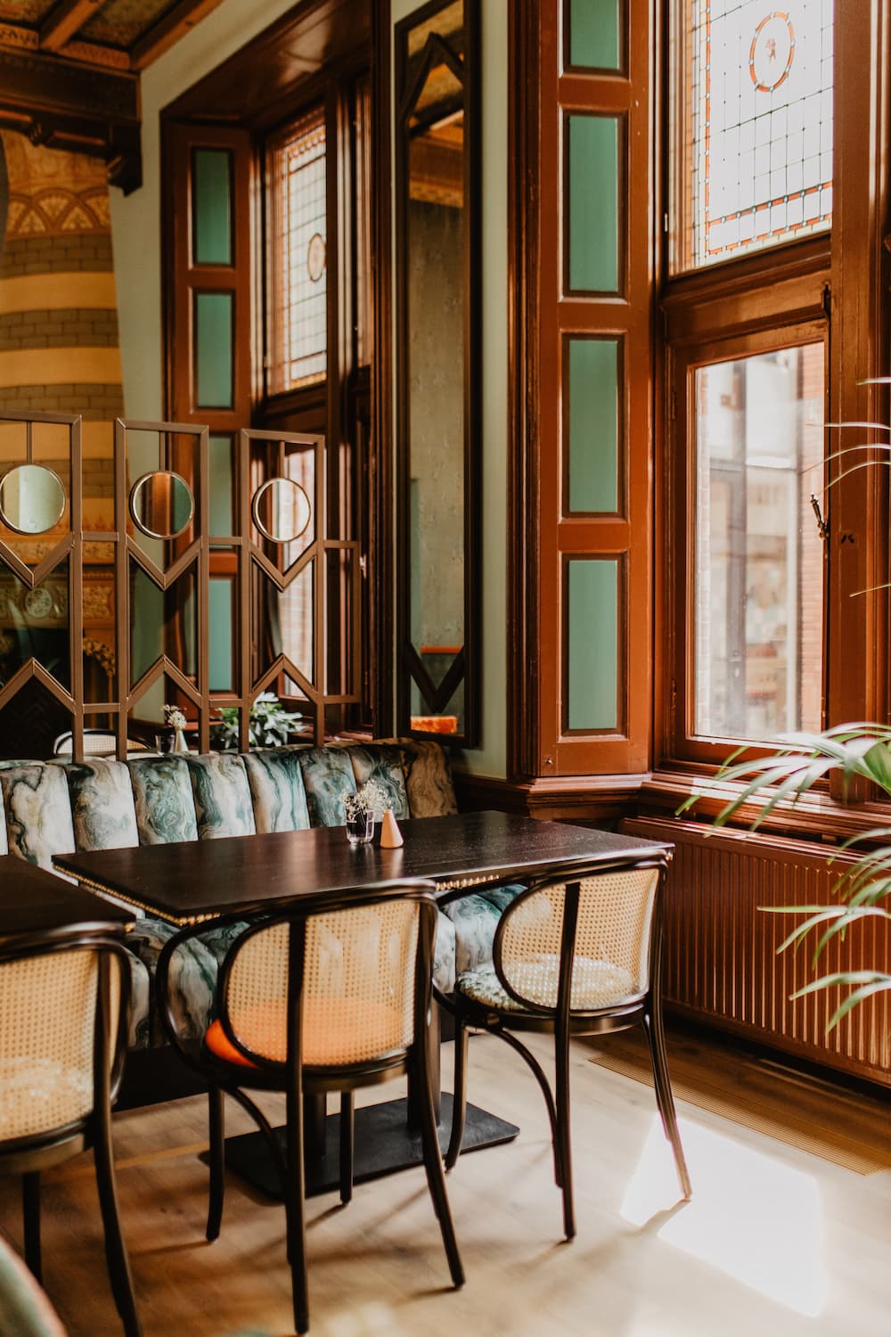 Tafels van Staatsman rechtsachter bij het raam