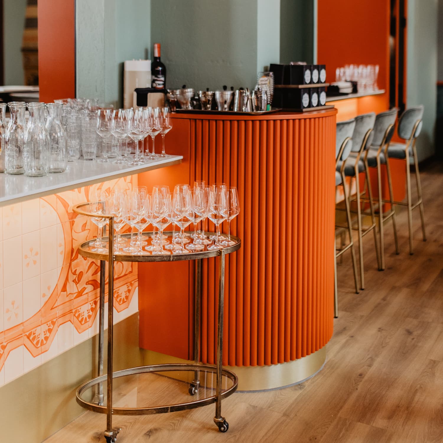 De bar van Grand Café Staatsman rechts, schone glazen opgestapeld