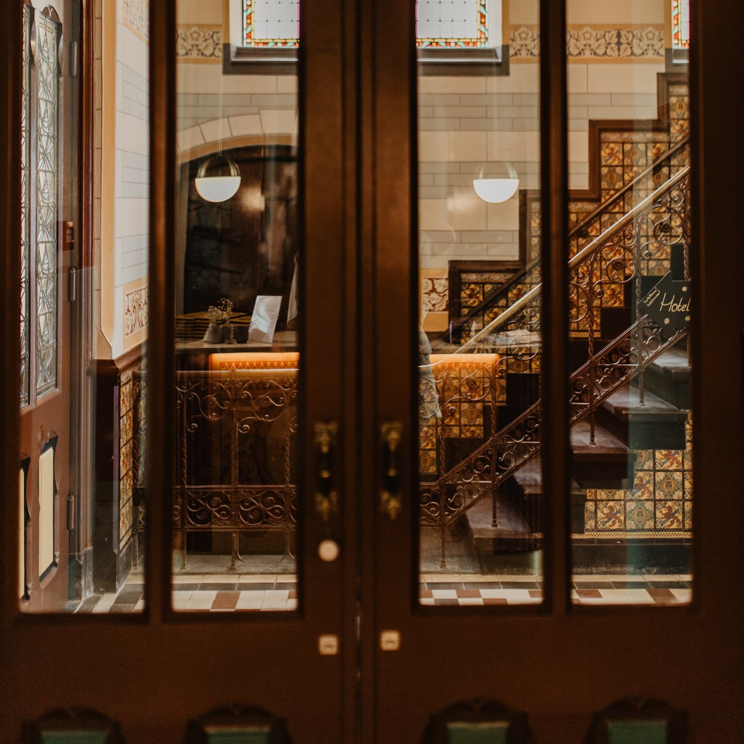 Foto vanuit het Grand Café naar de hal, dichte deuren