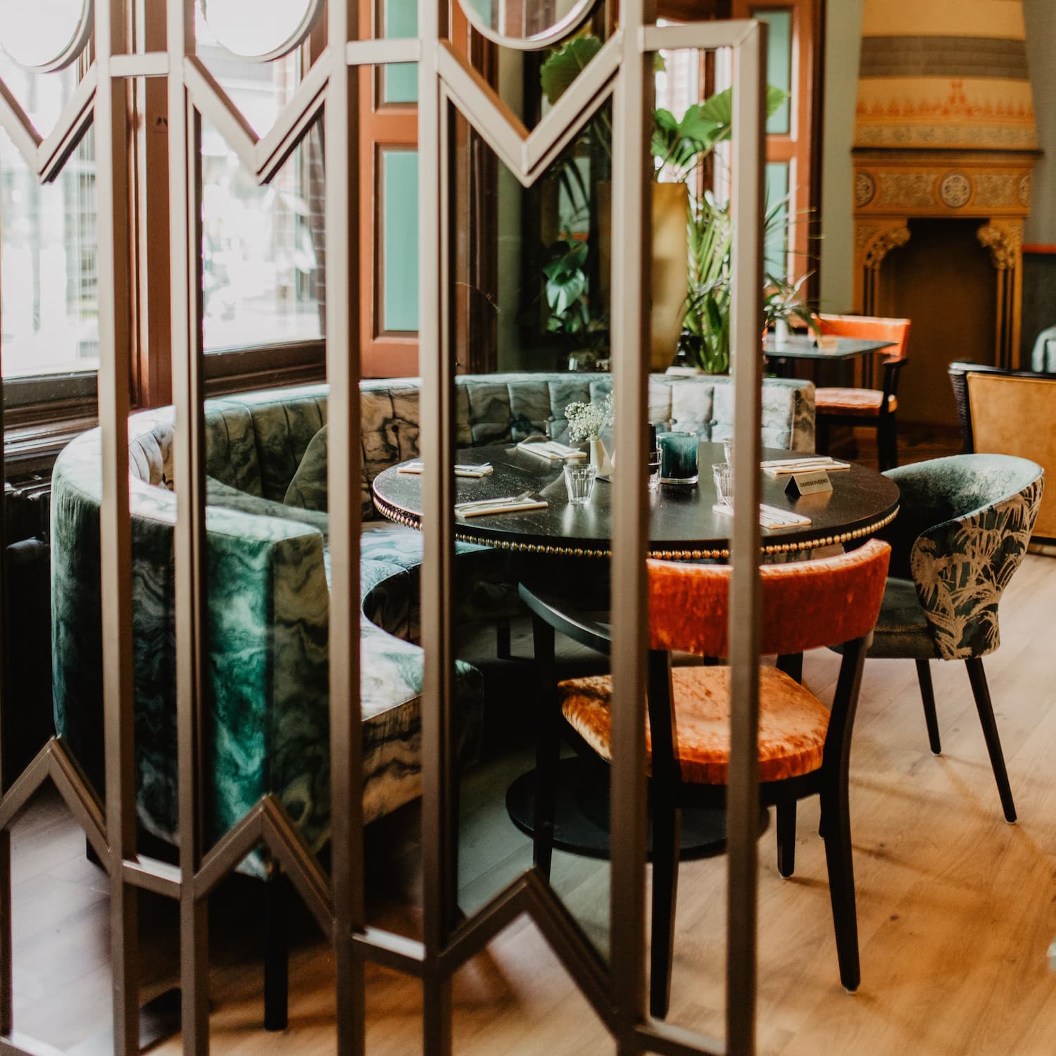 De ronde zitting van Grand Café Staatsman, foto genomen tussen een room divider door