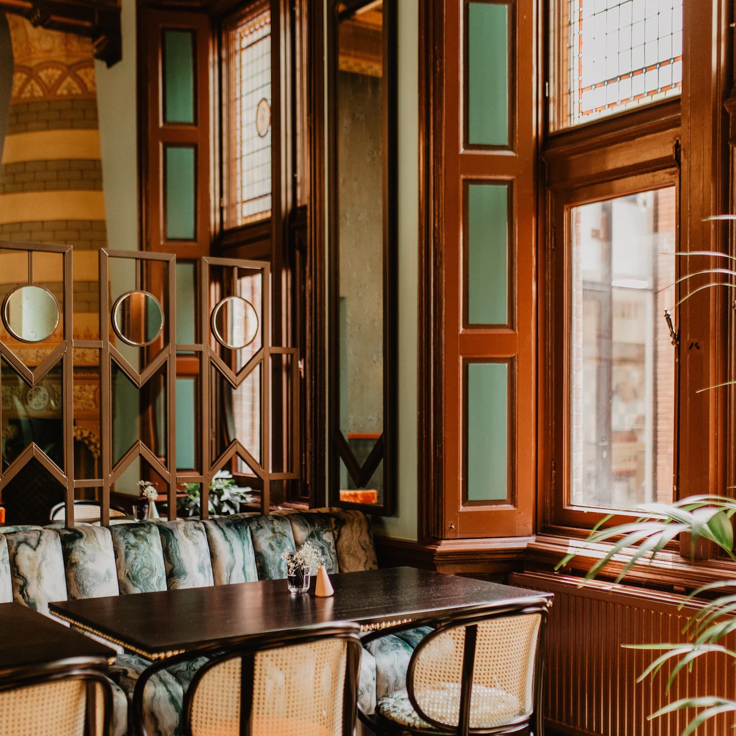 Tafels van Staatsman rechtsachter bij het raam