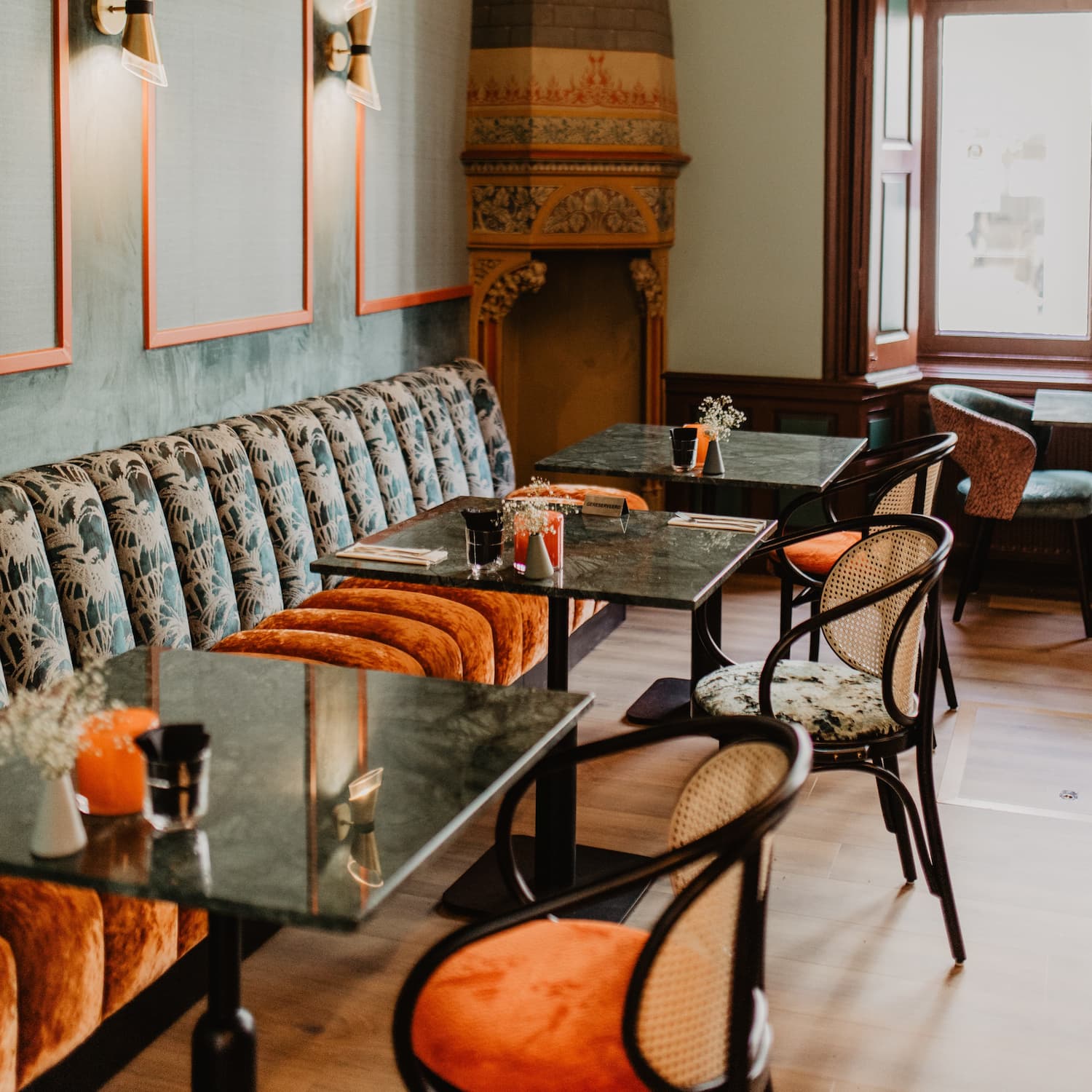 Eerste paar tafels bij binnenkomst van Grand Café Staatsman, bank, tafels, stoelen