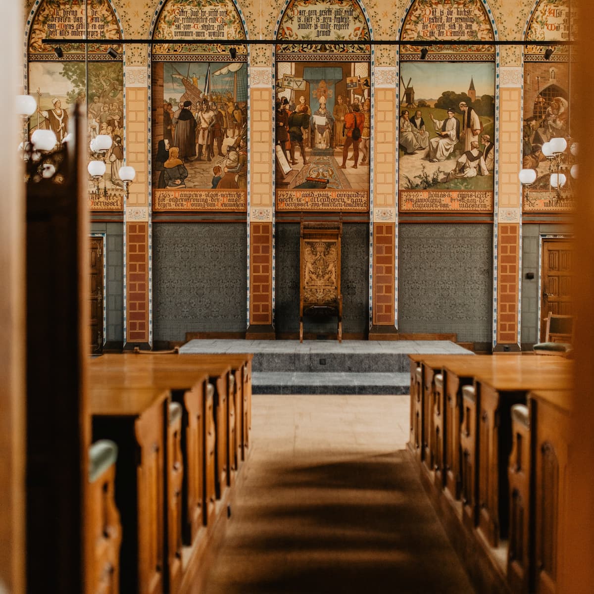 De Statenzaal van Zwolle vanuit de gang, open deuren