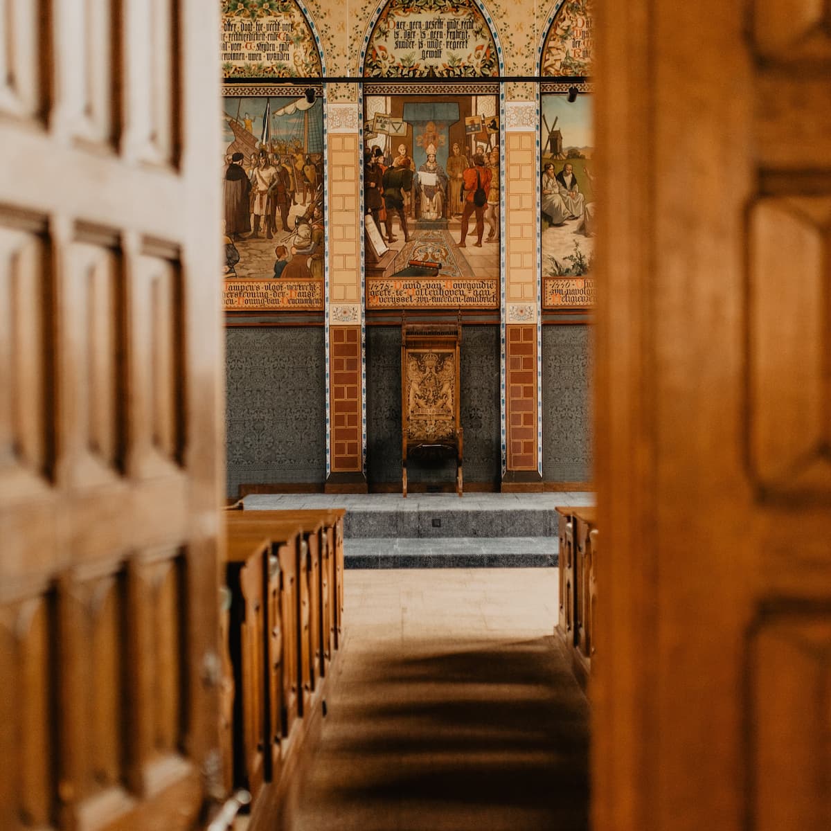 De Statenzaal van Zwolle vanuit de gang, half dichte deuren