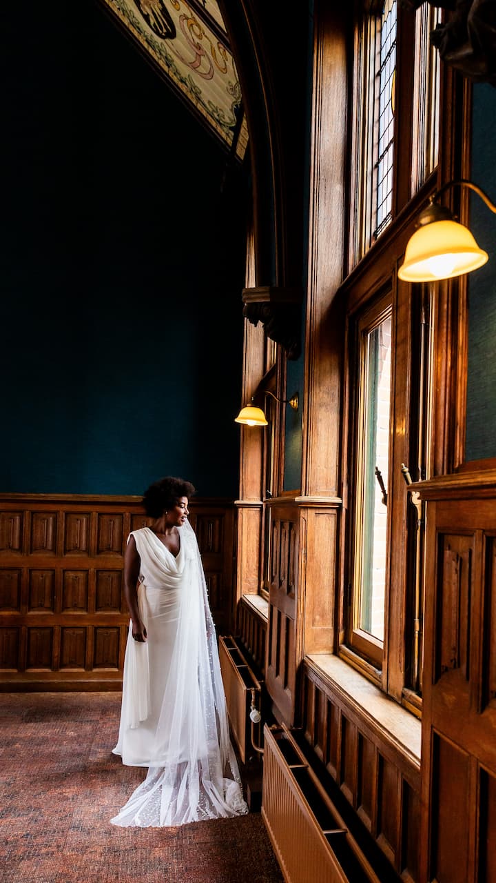 Bruiloft Winand & Sela, Sela in de Koffiekamer