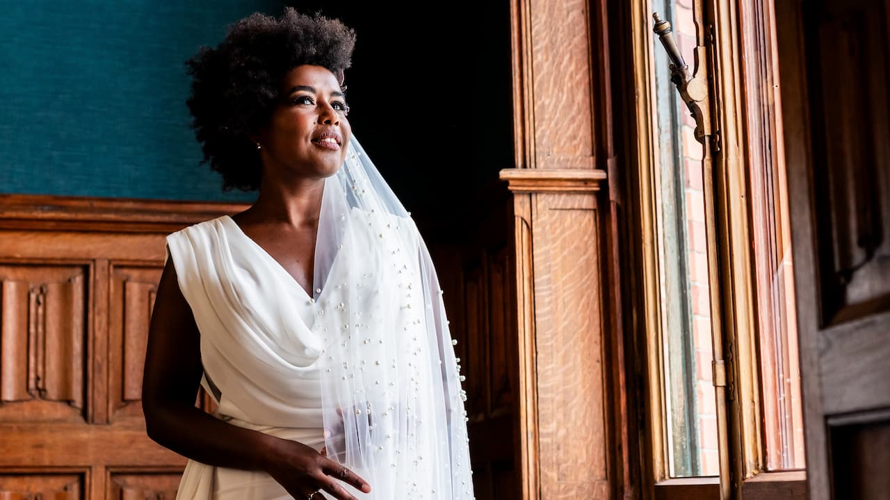 Bruiloft Winand & Sela, Sela in de Koffiekamer