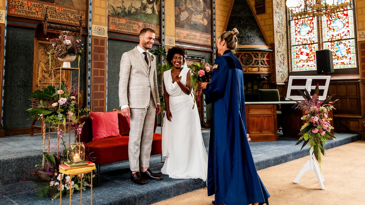 Bruiloft Winand & Sela, Winand en Sela bij het altaar in de Statenzaal