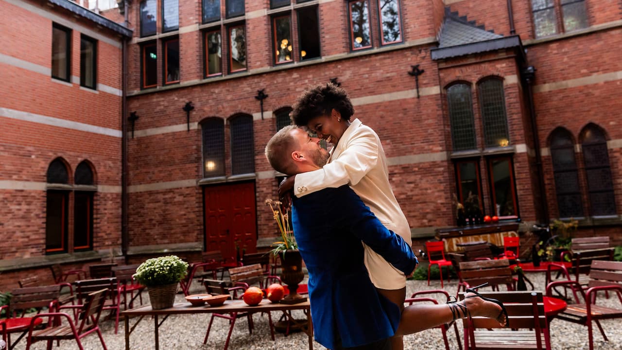 Bruiloft Winand & Sela, Winand en Sela in de binnentuin van Staatsman