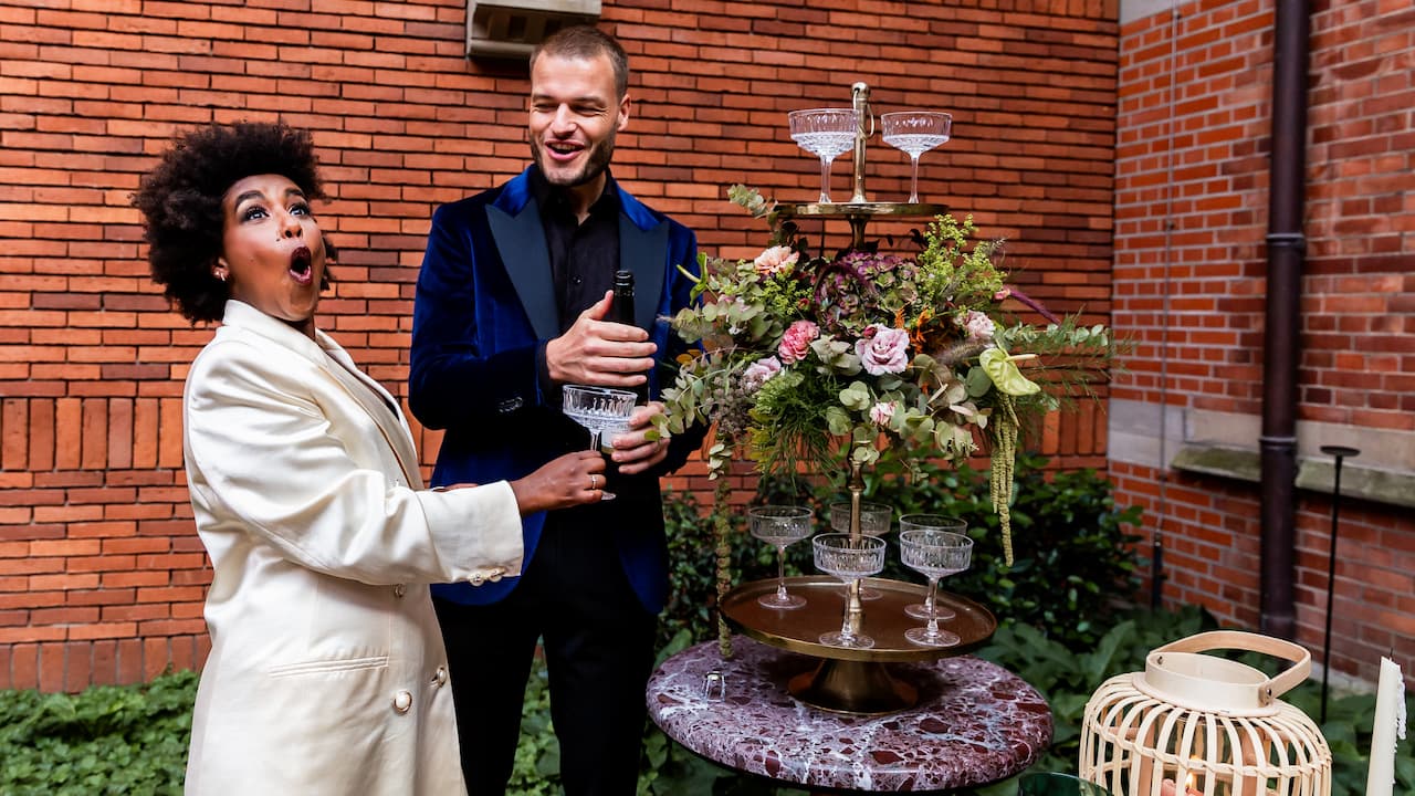 Bruiloft Winand & Sela, Winand en Sela tijdens de champagne in de binnentuin