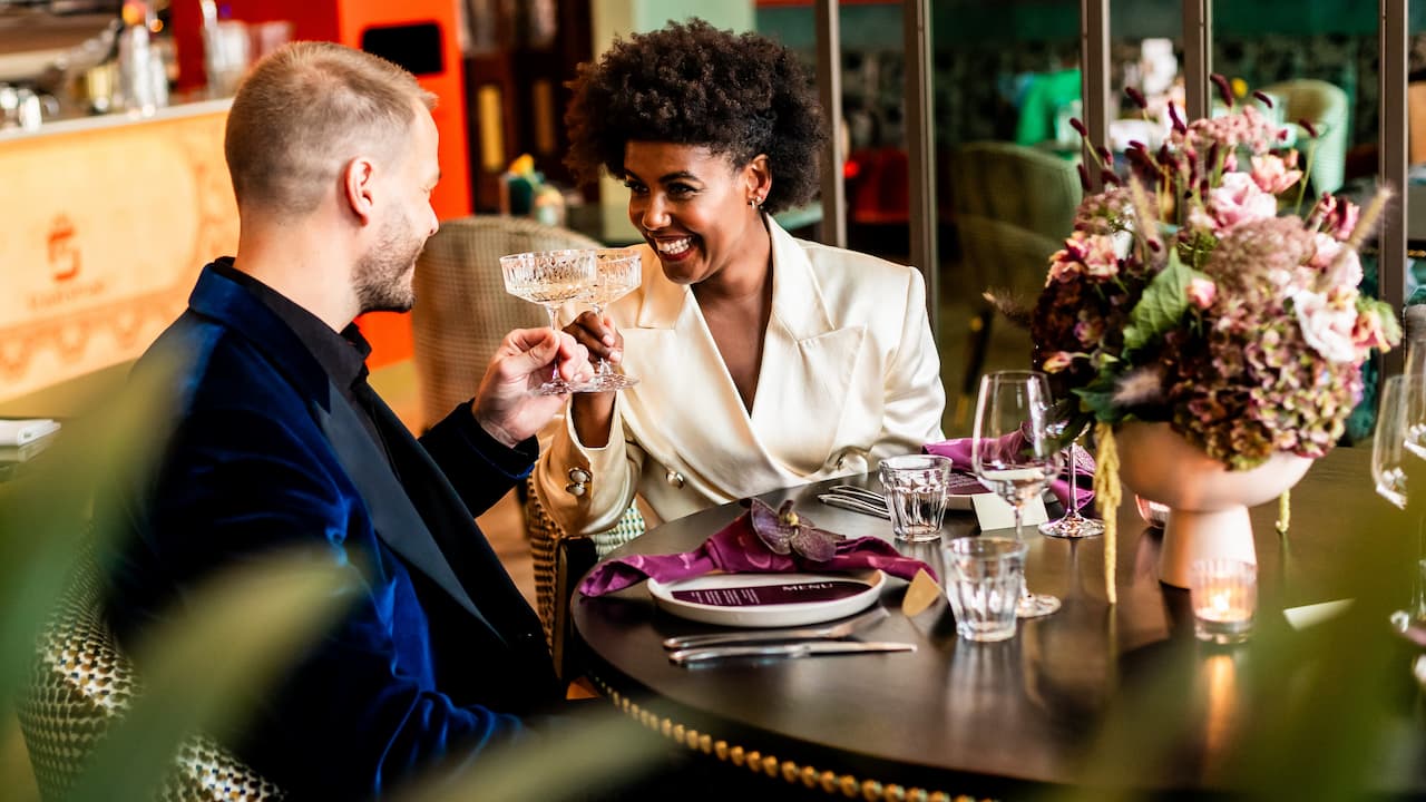 Bruiloft Winand & Sela, Winand en Sela tijdens het diner in het Grand Café