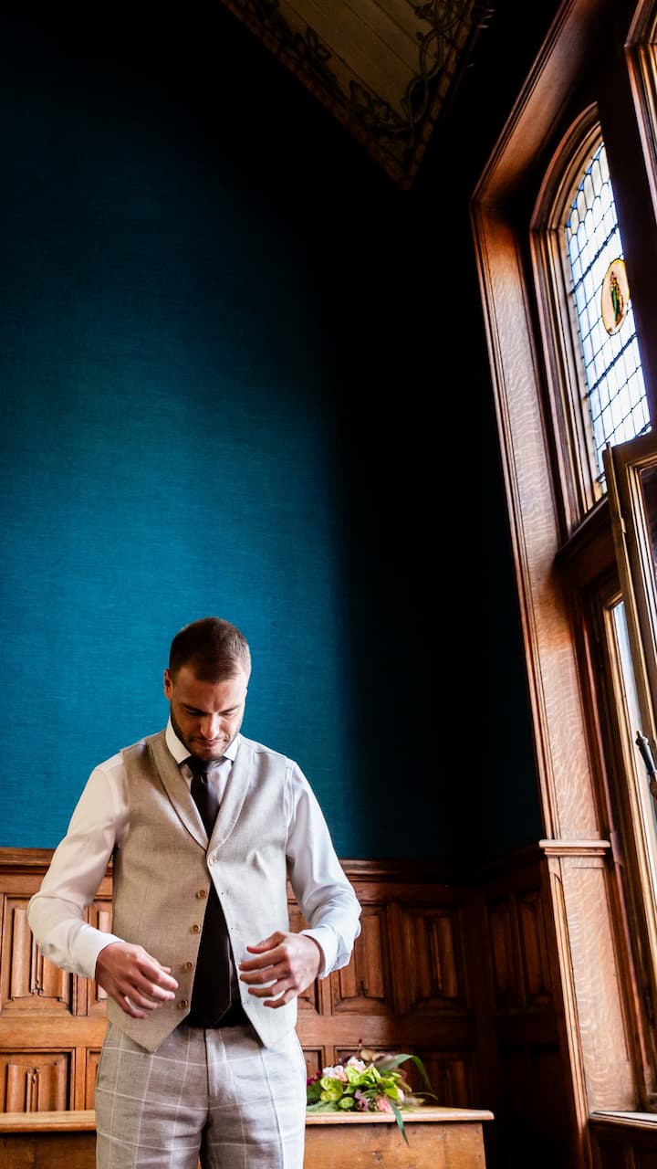 Bruiloft Winand & Sela, Winand in de Koffiekamer