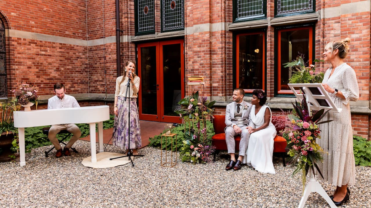 Bruiloft Winand & Sela, live-optreden in de binnentuin van Staatsman