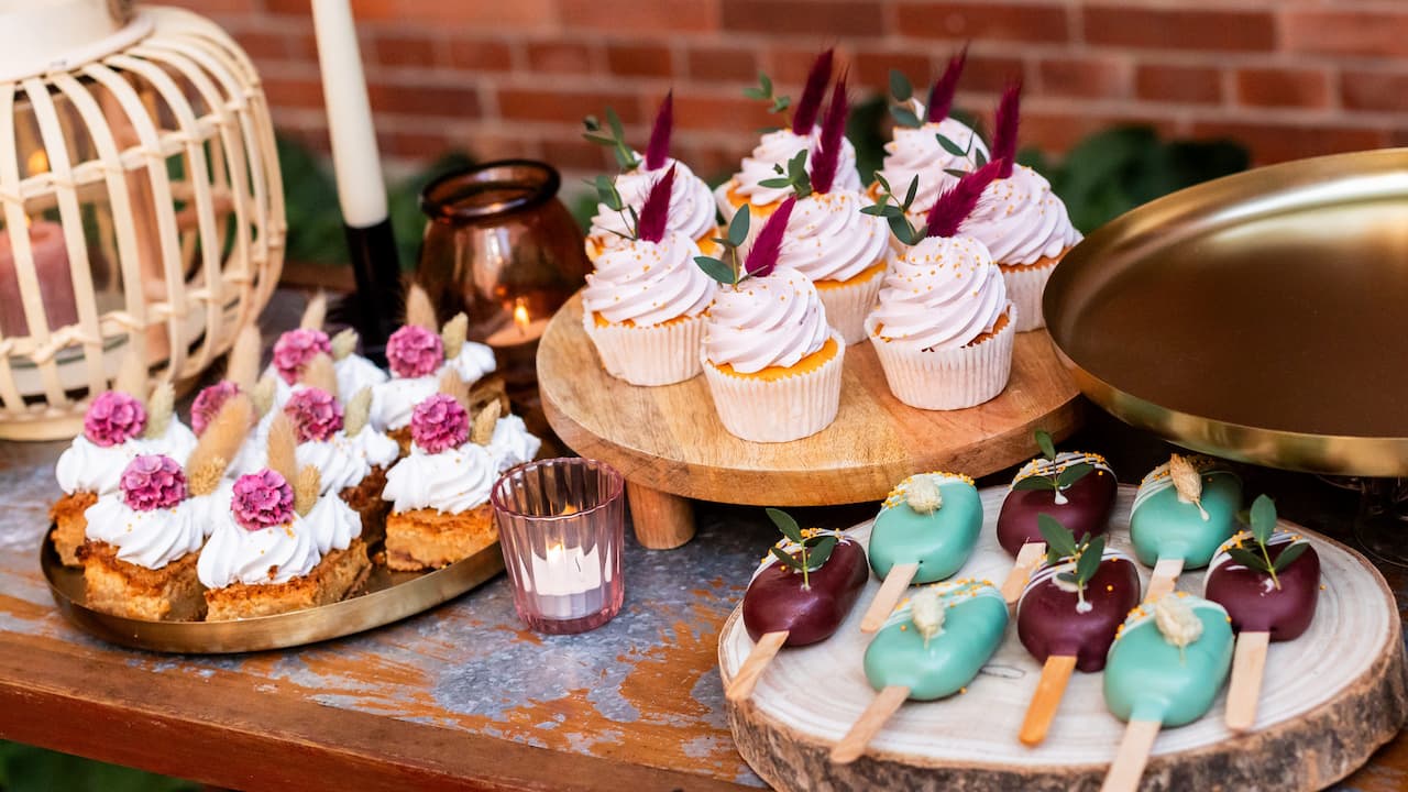 Bruiloft Winand & Sela, taart in de binnentuin van Staatsman