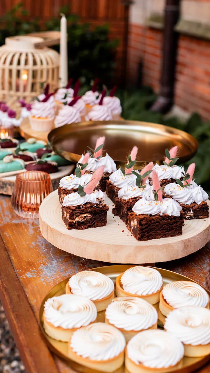 Bruiloft Winand & Sela, taartjes in de Binnentuin